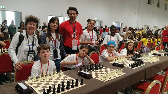 在学生国际象棋锦标赛上，阿斯蒂法拉利队的“皇后”们表现出色